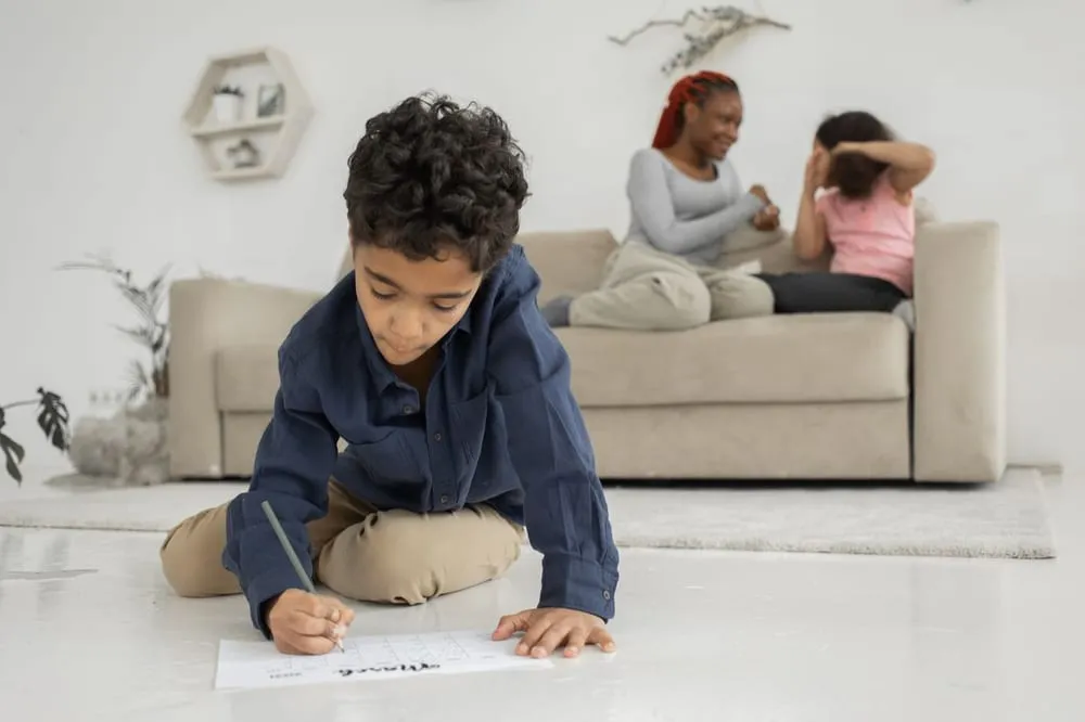 Enfant concentré sur ses apprentissages