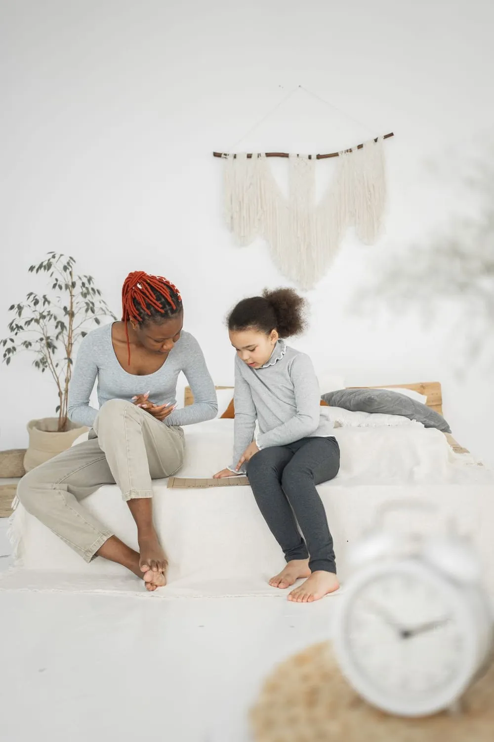 Une maman et son enfant qui lisent ensemble